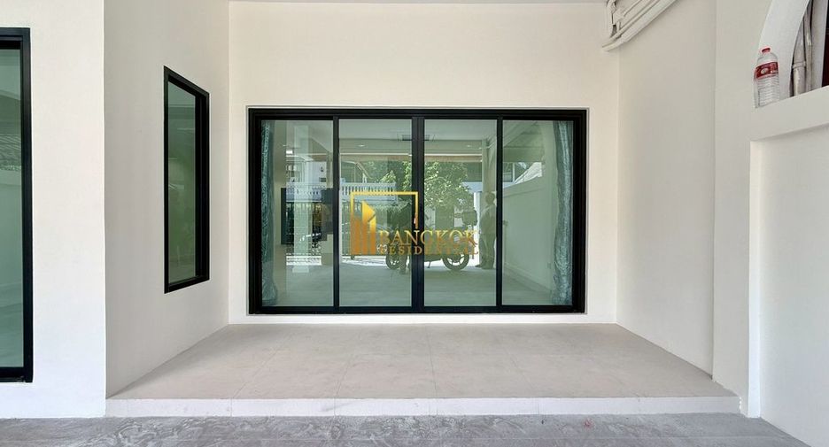 For rent 4 bedrooms townhouse in Yan Nawa, Bangkok