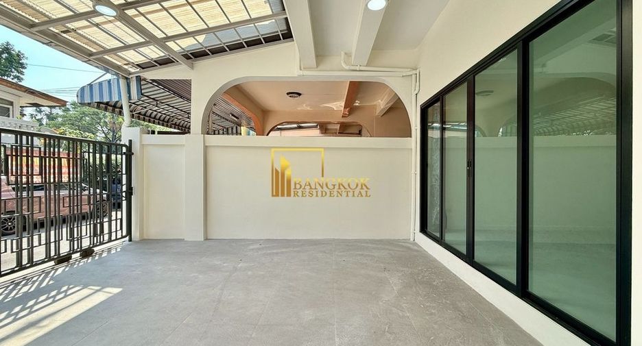 For rent 4 bedrooms townhouse in Yan Nawa, Bangkok