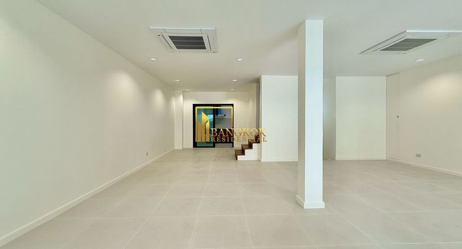 For rent 4 bedrooms townhouse in Yan Nawa, Bangkok