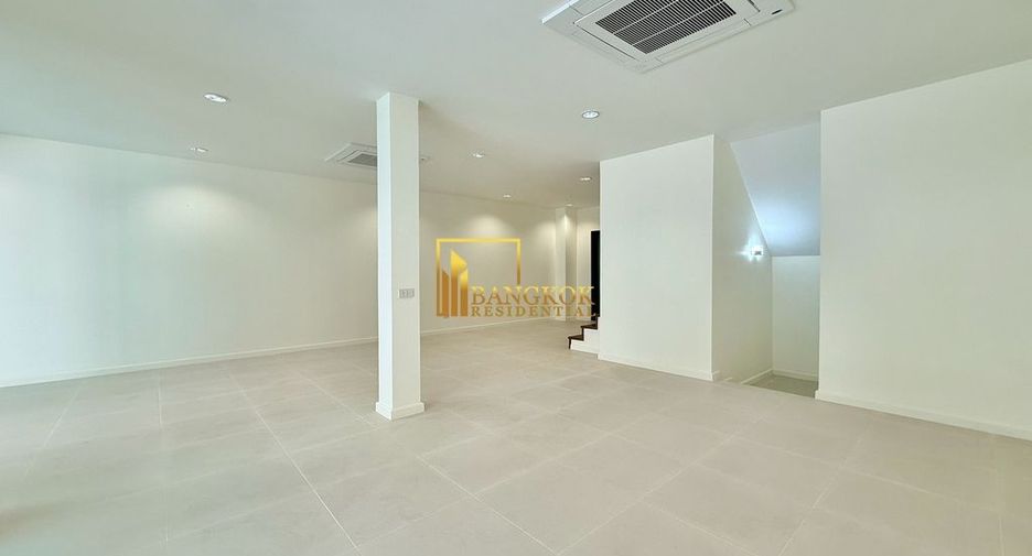 For rent 4 bedrooms townhouse in Yan Nawa, Bangkok