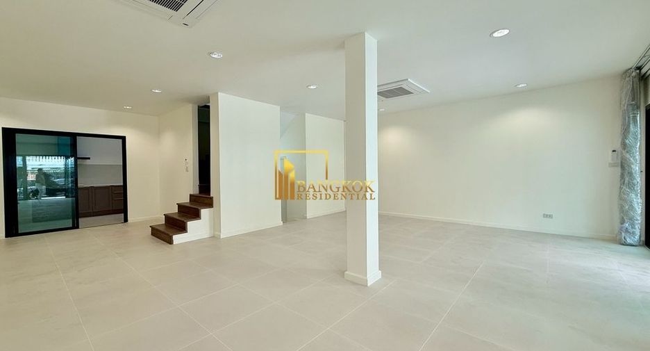 For rent 4 bedrooms townhouse in Yan Nawa, Bangkok
