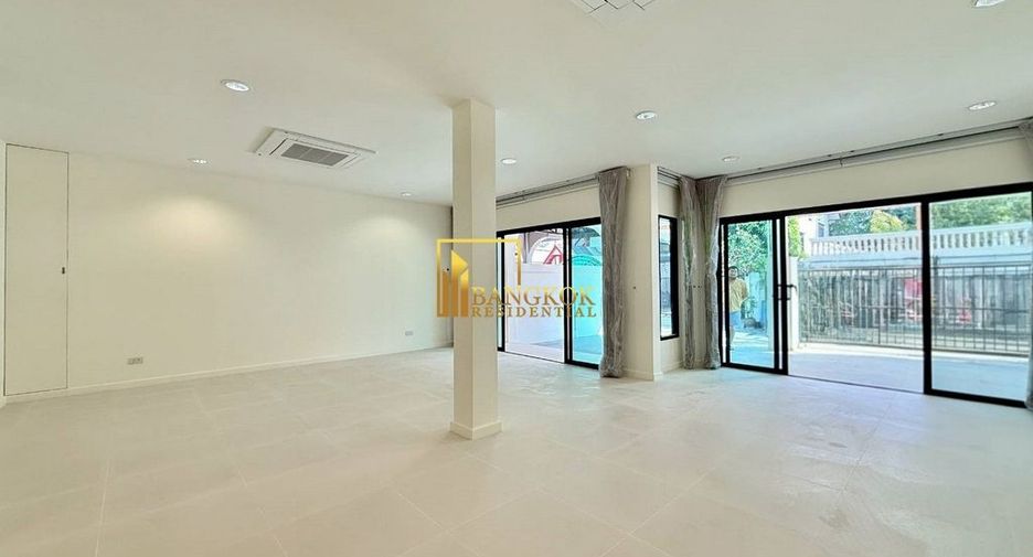 For rent 4 bedrooms townhouse in Yan Nawa, Bangkok