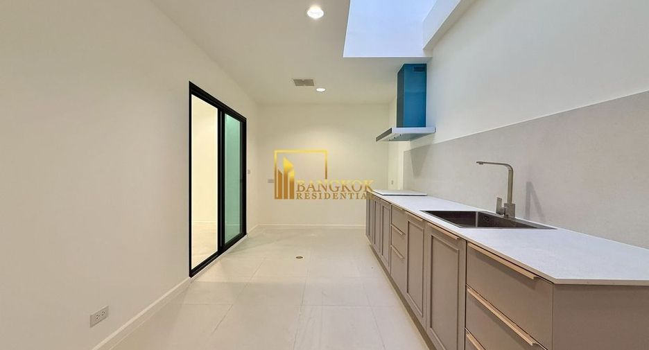 For rent 4 bedrooms townhouse in Yan Nawa, Bangkok