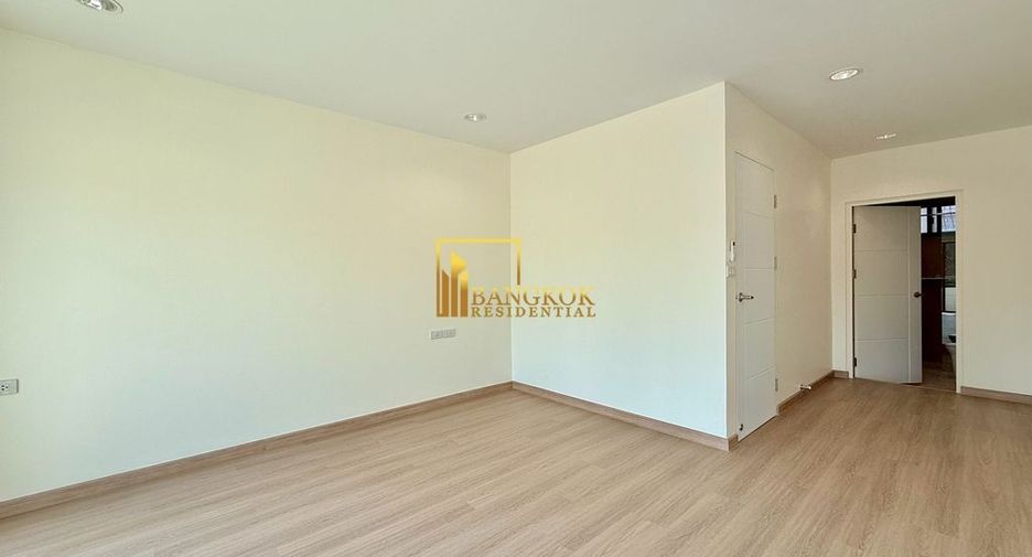 For rent 4 bedrooms townhouse in Yan Nawa, Bangkok