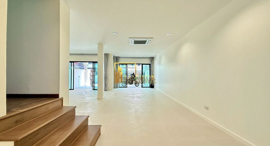 For rent 4 bedrooms townhouse in Yan Nawa, Bangkok
