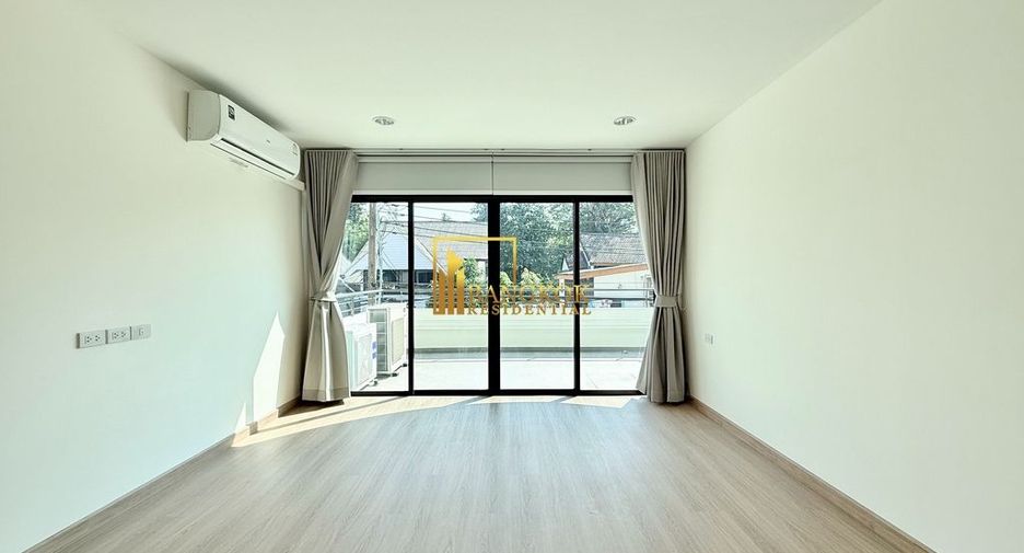 For rent 4 bedrooms townhouse in Yan Nawa, Bangkok