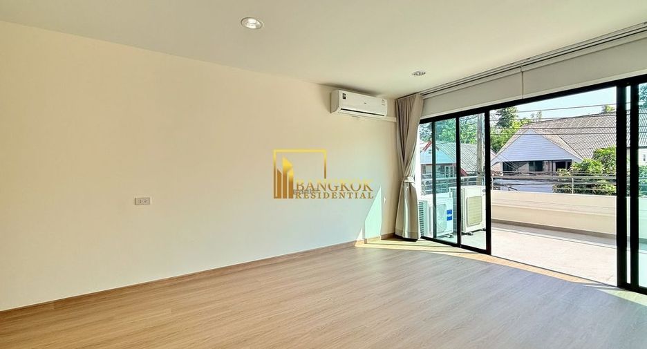 For rent 4 bedrooms townhouse in Yan Nawa, Bangkok