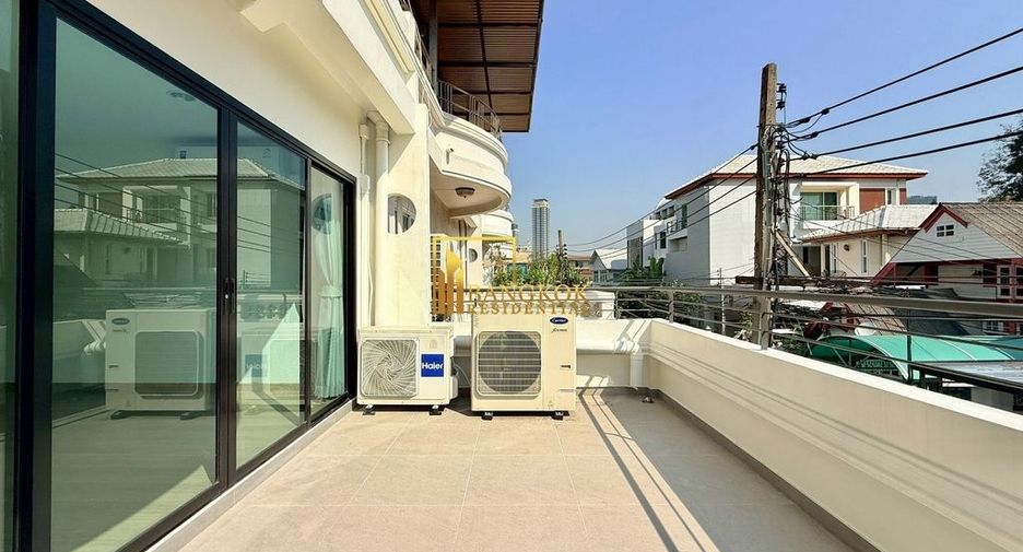 For rent 4 bedrooms townhouse in Yan Nawa, Bangkok