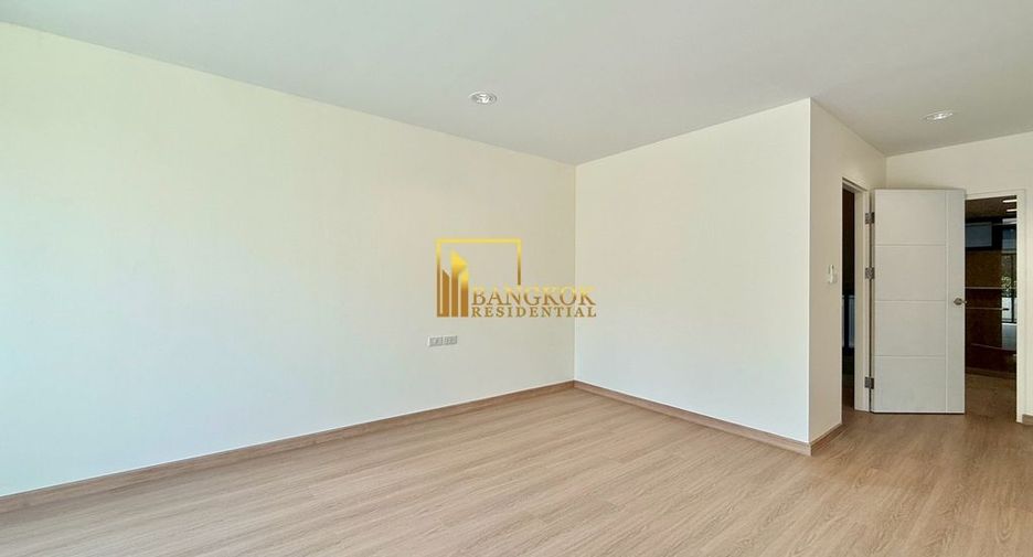 For rent 4 bedrooms townhouse in Yan Nawa, Bangkok
