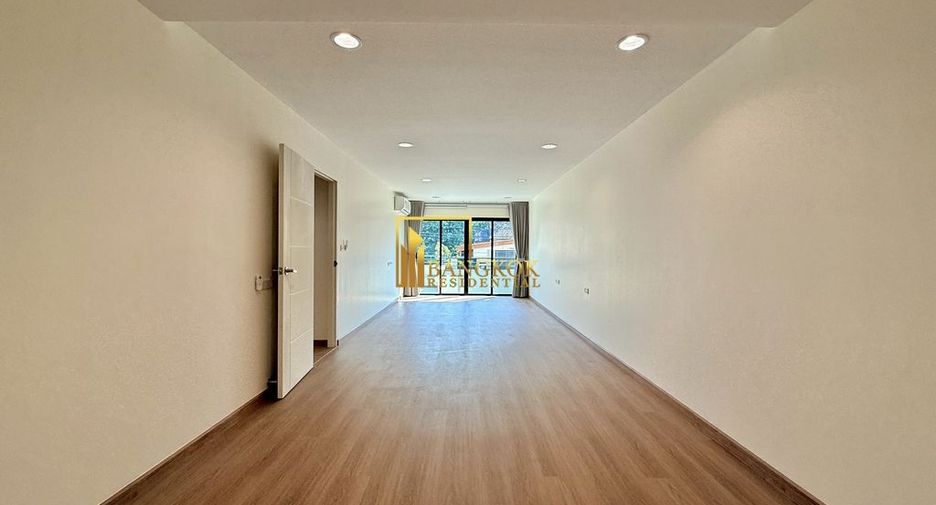 For rent 4 bedrooms townhouse in Yan Nawa, Bangkok