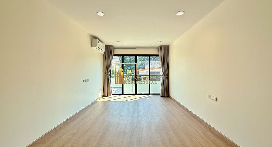 For rent 4 bedrooms townhouse in Yan Nawa, Bangkok