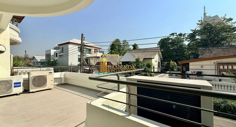 For rent 4 bedrooms townhouse in Yan Nawa, Bangkok