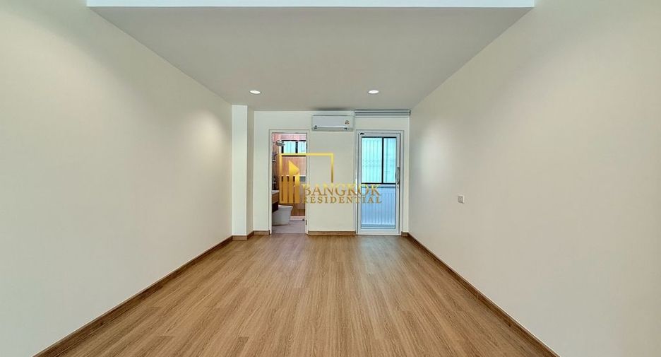 For rent 4 bedrooms townhouse in Yan Nawa, Bangkok