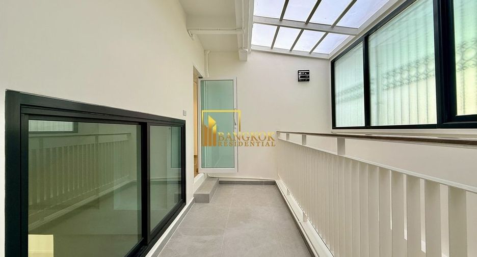For rent 4 bedrooms townhouse in Yan Nawa, Bangkok