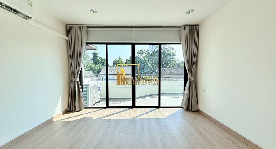 For rent 4 bedrooms townhouse in Yan Nawa, Bangkok