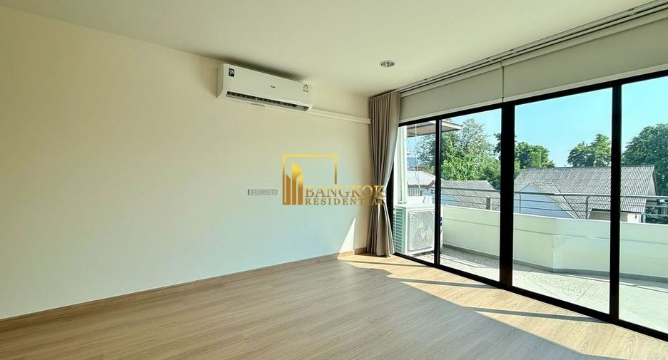 For rent 4 bedrooms townhouse in Yan Nawa, Bangkok