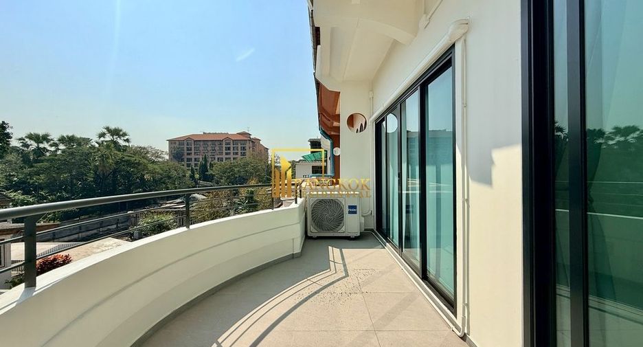 For rent 4 bedrooms townhouse in Yan Nawa, Bangkok