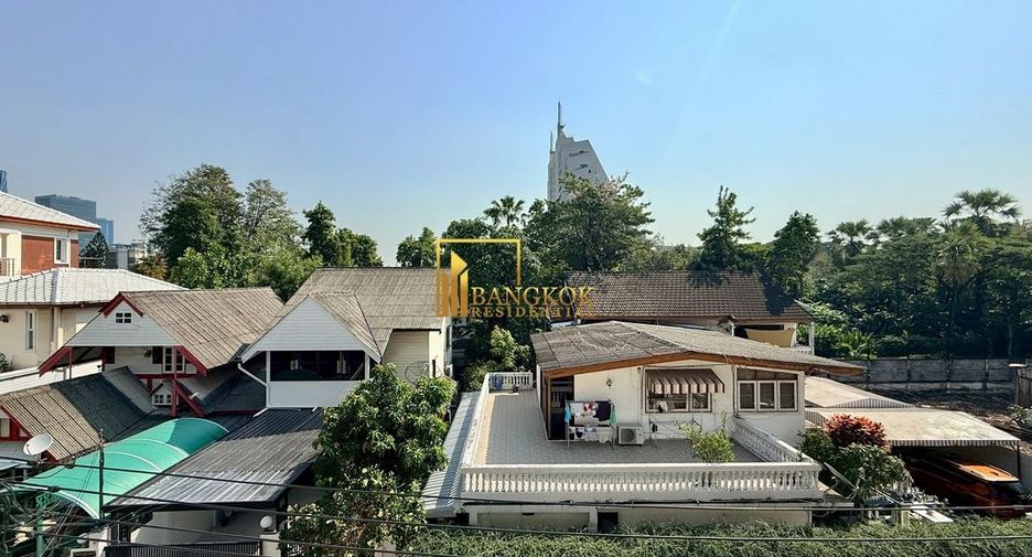 For rent 4 bedrooms townhouse in Yan Nawa, Bangkok