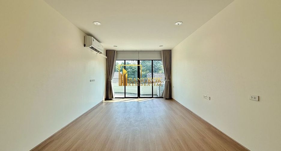 For rent 4 bedrooms townhouse in Yan Nawa, Bangkok
