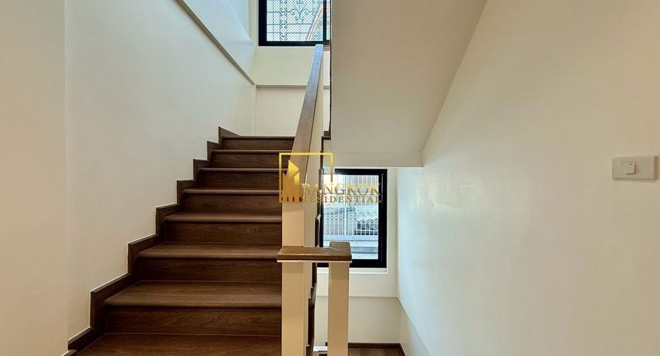For rent 4 bedrooms townhouse in Yan Nawa, Bangkok