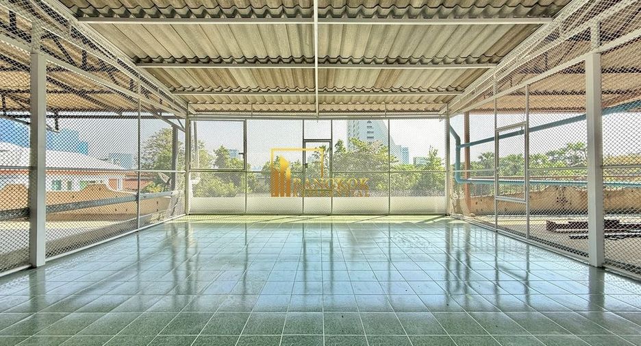 For rent 4 bedrooms townhouse in Yan Nawa, Bangkok