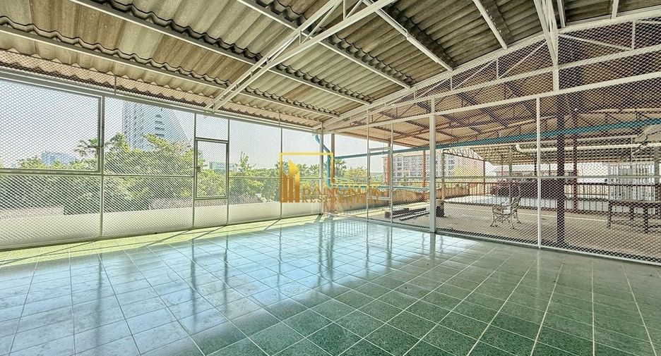 For rent 4 bedrooms townhouse in Yan Nawa, Bangkok