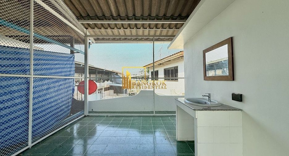 For rent 4 bedrooms townhouse in Yan Nawa, Bangkok