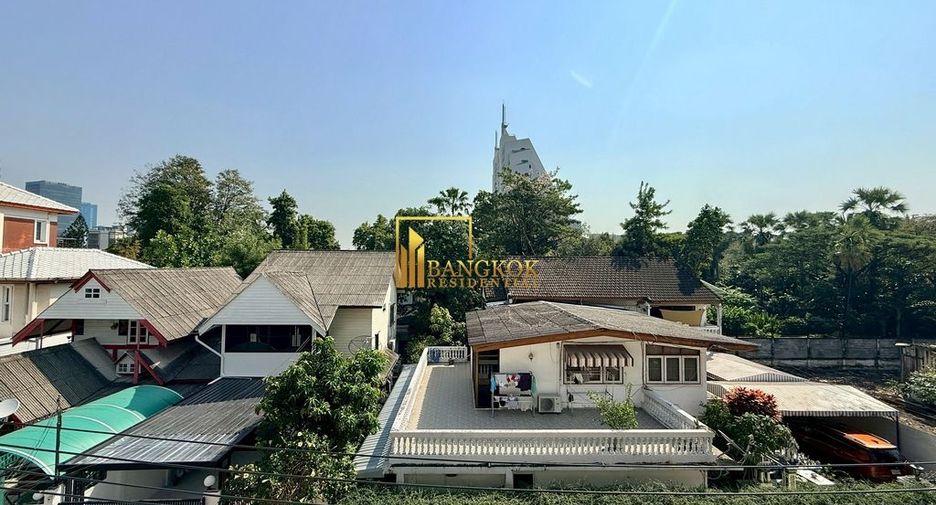 For rent 4 bedrooms townhouse in Yan Nawa, Bangkok