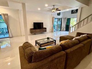 Casa en alquiler de 3 habitaciones en Bang Lamung, Chonburi