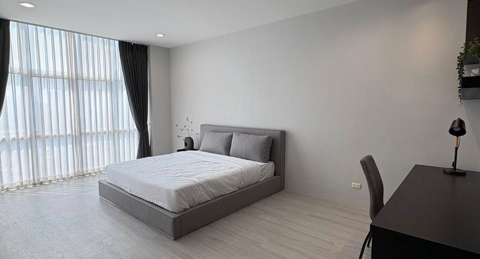 For rent 3 bedrooms condo in Ratchathewi, Bangkok