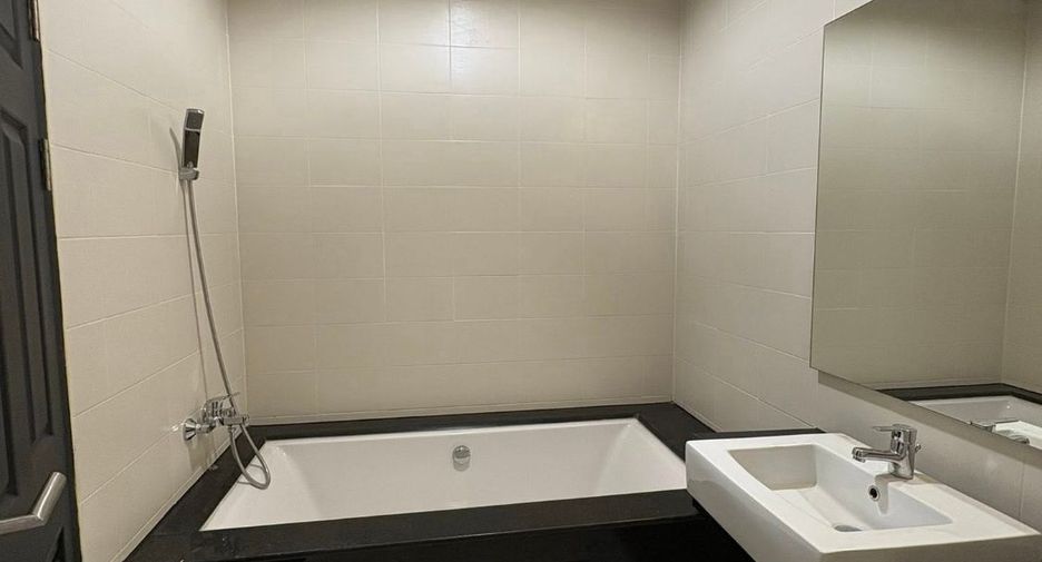 For rent 3 bedrooms condo in Ratchathewi, Bangkok