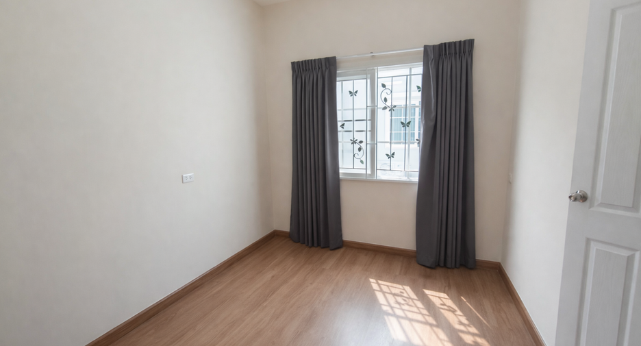 For sale 4 bedrooms townhouse in Khlong Luang, Pathum Thani