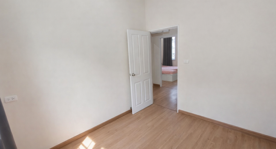 For sale 4 bedrooms townhouse in Khlong Luang, Pathum Thani
