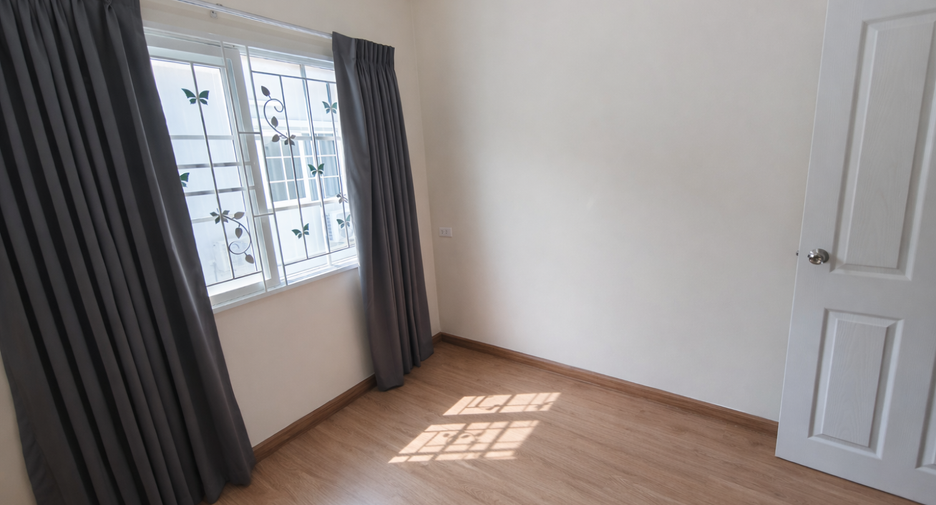 For sale 4 bedrooms townhouse in Khlong Luang, Pathum Thani