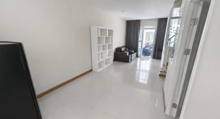 For sale 4 bedrooms townhouse in Khlong Luang, Pathum Thani