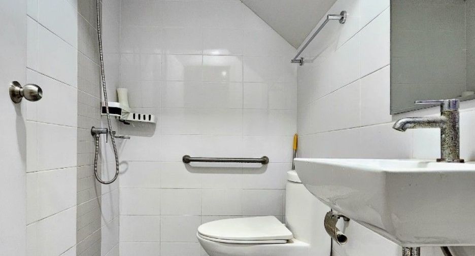 For sale 4 bedrooms townhouse in Mueang Chachoengsao, Chachoengsao