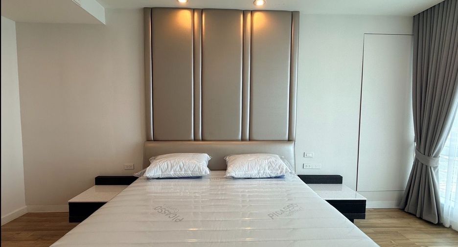 For rent 2 bedrooms condo in Sathon, Bangkok