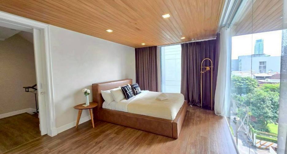 À louer 4 chambres maison de ville à Watthana, Bangkok