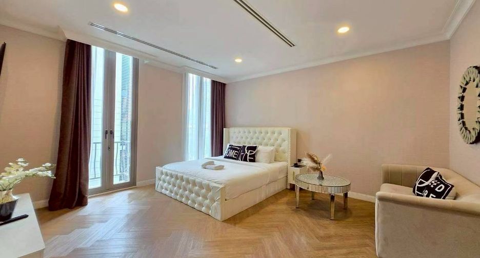 À louer 4 chambres maison de ville à Watthana, Bangkok
