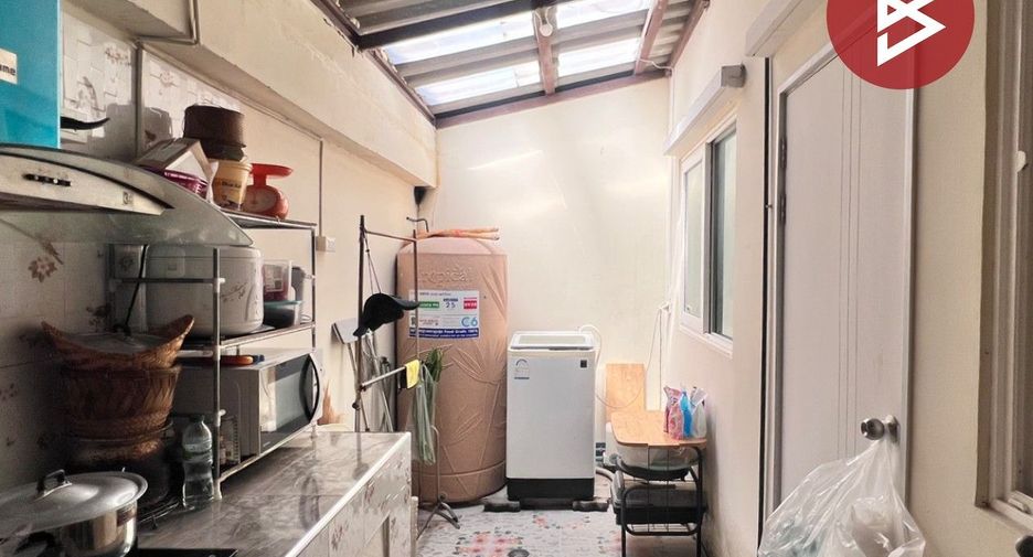 For sale 4 bedrooms townhouse in Mueang Samut Prakan, Samut Prakan