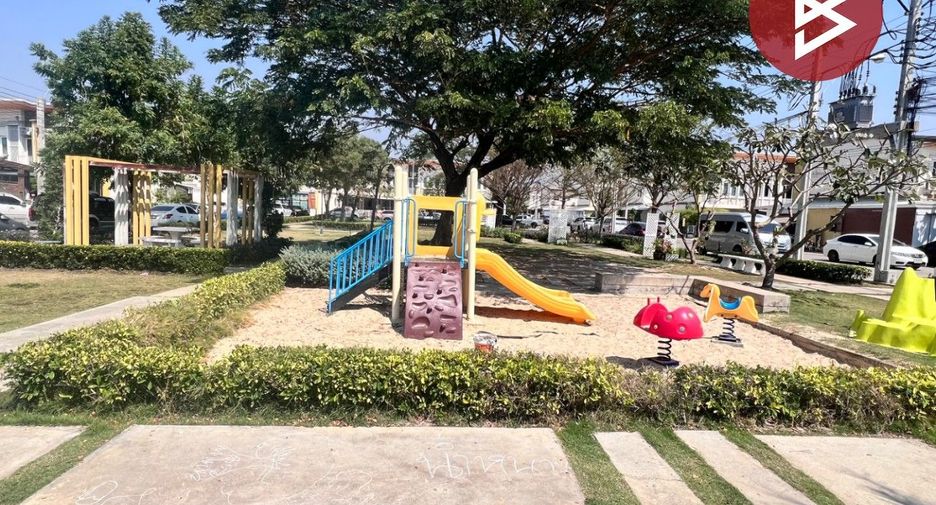 For sale 4 bedrooms townhouse in Mueang Samut Prakan, Samut Prakan