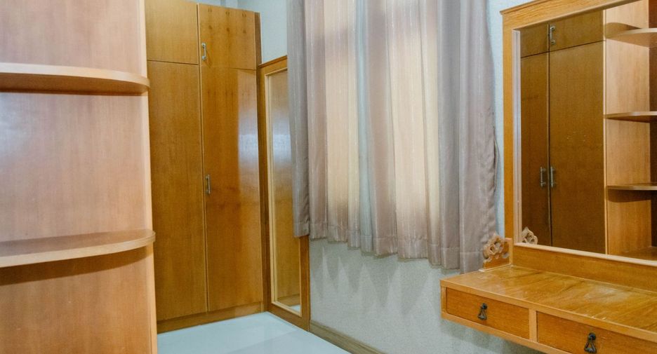À louer et à vendre 6 chambres villa à Bang Lamung, Chonburi