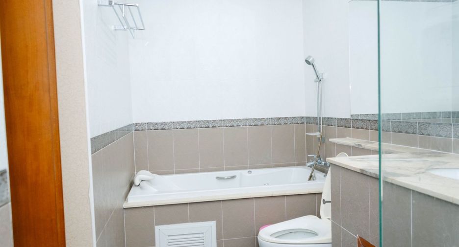 À louer et à vendre 6 chambres villa à Bang Lamung, Chonburi