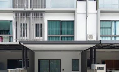 Casa adosada en alquiler y en venta de 3 habitaciones en Lat Phrao, Bangkok
