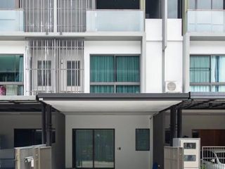 Casa adosada en alquiler y en venta de 3 habitaciones en Lat Phrao, Bangkok