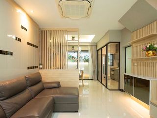 Casa adosada en alquiler y en venta de 3 habitaciones en Lat Phrao, Bangkok