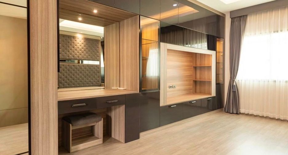 Casa adosada en alquiler y en venta de 3 habitaciones en Lat Phrao, Bangkok