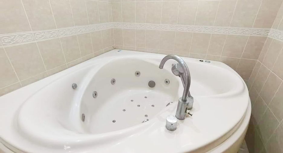 For rent and for sale 3 bedrooms house in Bang Lamung, Chonburi