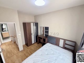Casa adosada en alquiler de 3 habitaciones en Lat Phrao, Bangkok