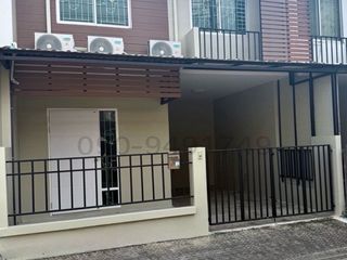 Casa adosada en alquiler de 3 habitaciones en Lat Phrao, Bangkok